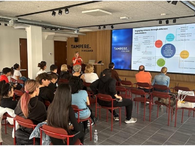 Μαθητές και εκπαιδευτικοί στη Φινλανδία