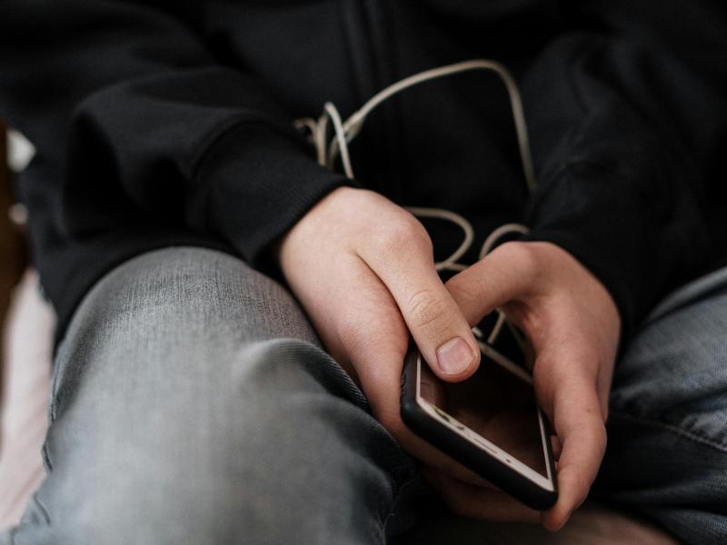 Μαθητής με κινητό