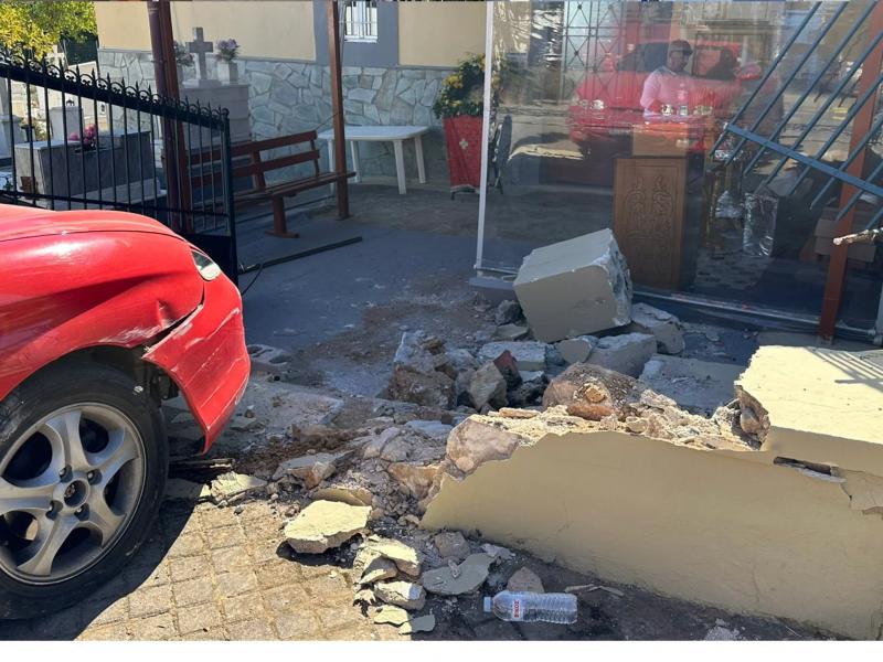 Έπεσε με το αυτοκίνητο σε μάντρα ναού