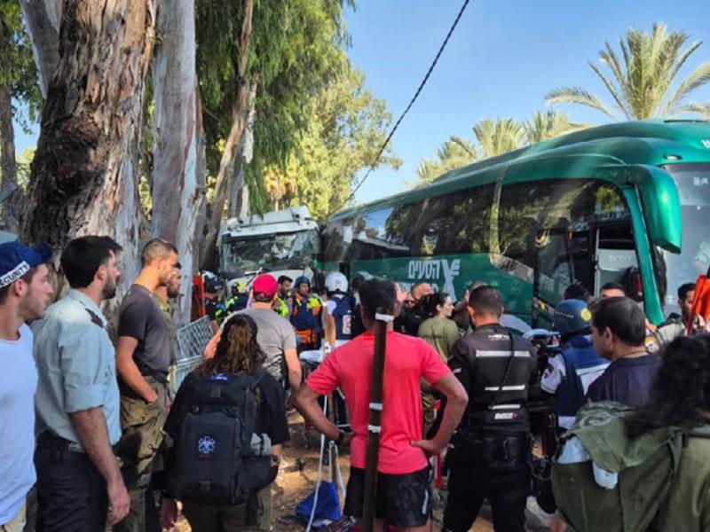 Φορτηγό έπεσε σε στάση λεωφορείου στο Ισραήλ