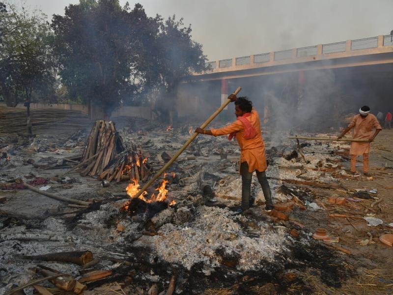 Καύση νεκρών στην Ινδία