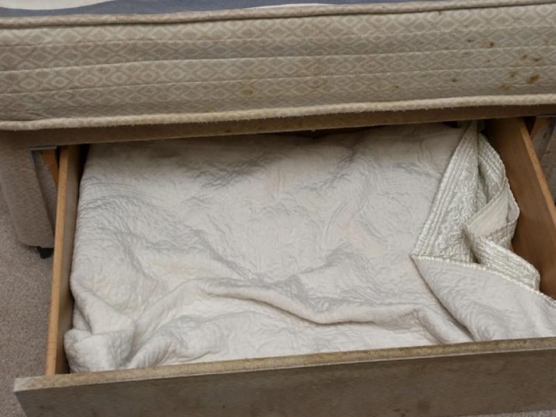 Παιδί στο συρτάρι