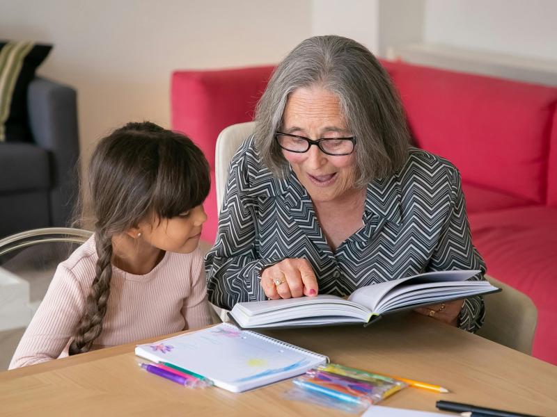 Ηλικιωμένη εκπαιδευτικός