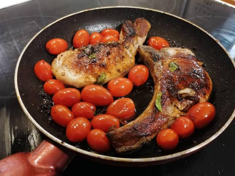 Μπριζόλες στο τηγάνι με ντοματίνια και βαλσάμικο