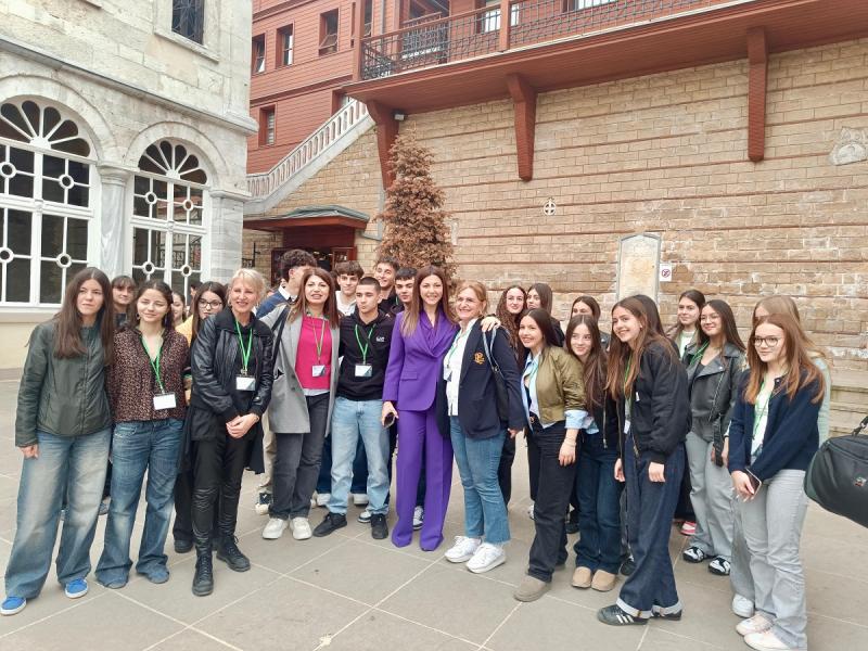 Συνάντηση Σοφίας Ζαχαράκη με μαθητές στην Κωνσταντινούπολη