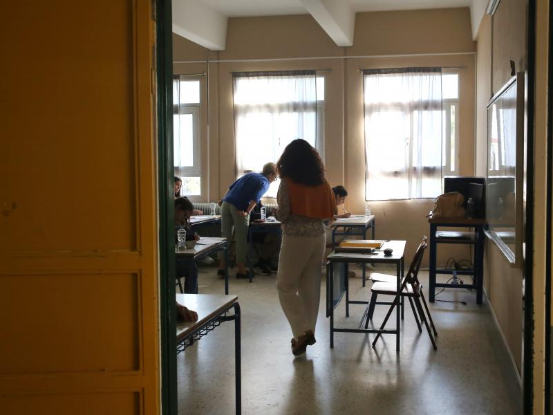 εκπαιδευτικός στην αίθουσα κατά τη διάρκεια των Πανελλαδικών