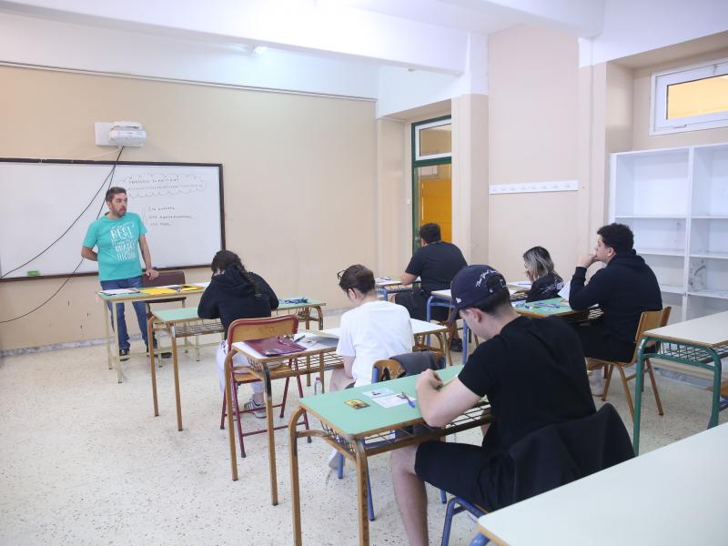 μαθητές που δίνουν πανελλήνιες