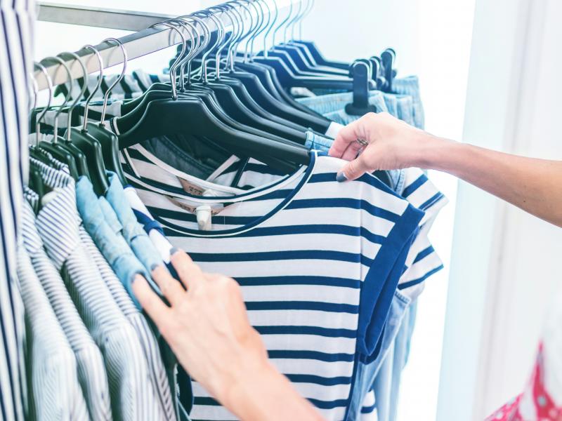 ρούχα σε κρεμάστρες