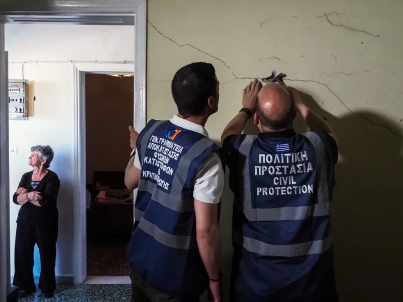 Πολιτική Προστασία ελέγχει ρωγμές σε σπίτι στην Εύβοια μετά από σεισμό