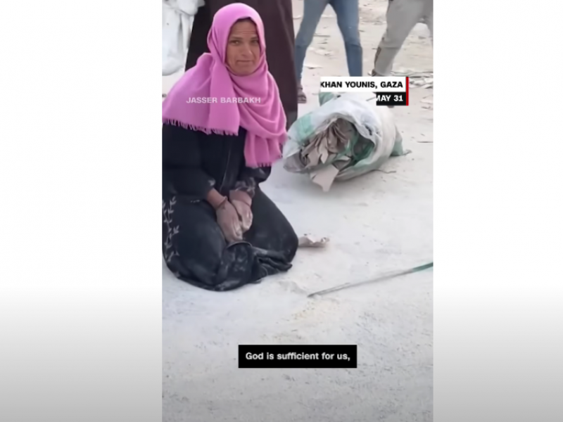 Μητέρα στη Γάζα μαζεύει αλεύρι από το δρόμο