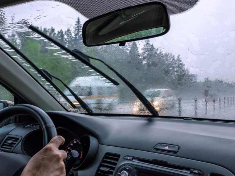 Οδηγώντας στη βροχή