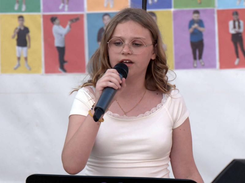 Μαθήτρια στη Ζάκυνθο τραγουδάει στην τελετή λήξης μαθημάτων