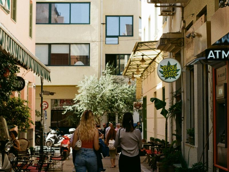 κοπέλες που περπατούν στο Σύνταγμα