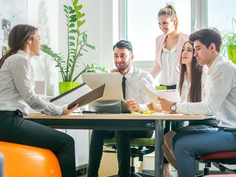 εργαζομενοι καθονται σε τραπέζι