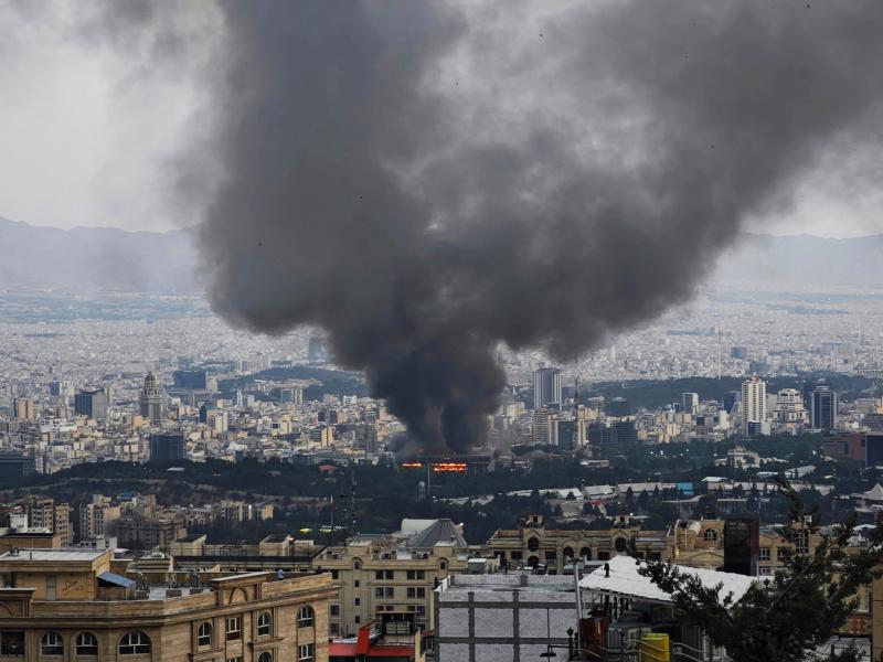 Καπνός σε πόλη του Ιράν μετά την επίθεση του Ισραήλ