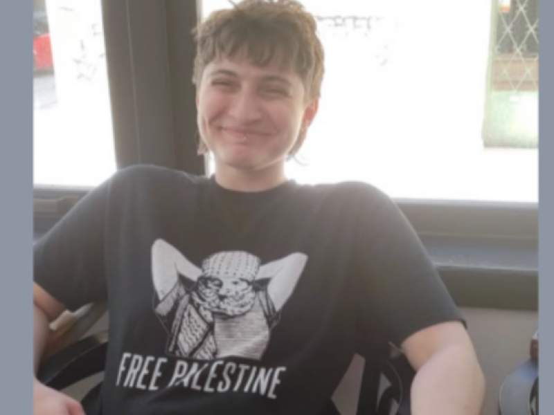 Σερβιτόρος στην Κρήτη με μπλούζα για την Παλαιστίνη