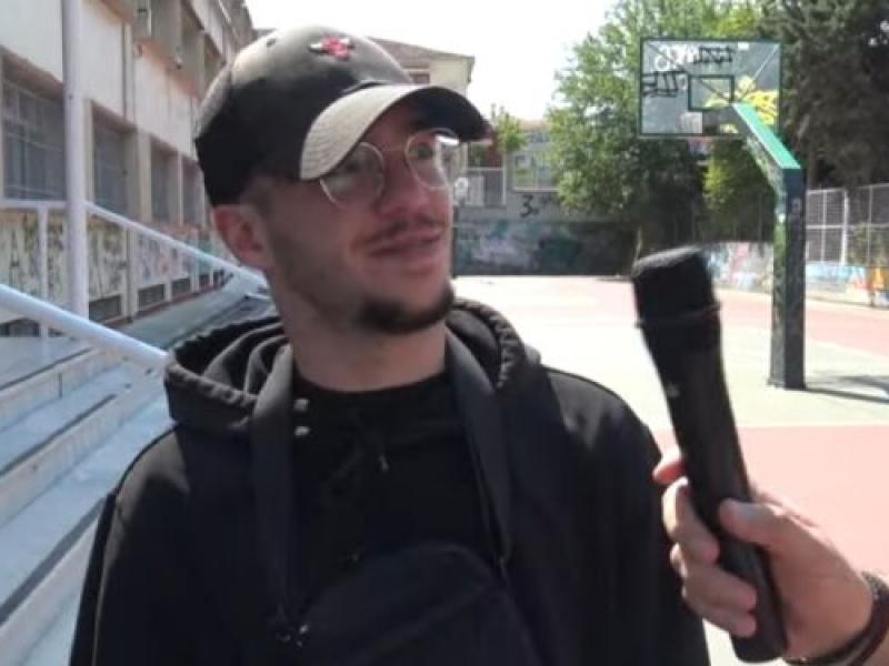 μαθητής που δίνει συνέντευξη έξω από το σχολείο