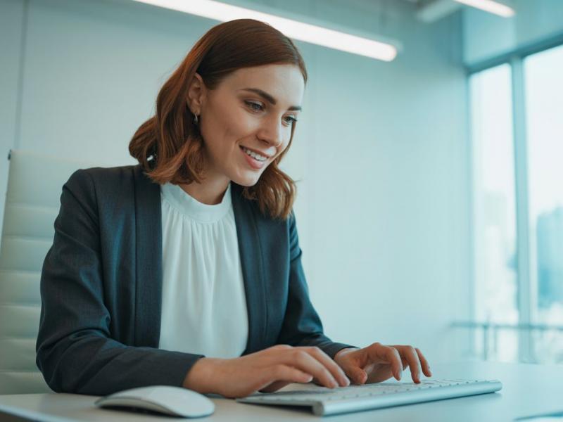 γυναίκα εργάζεται σε υπολογιστή