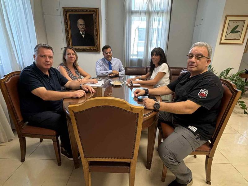 συνάντηση εργασίας μεταξύ της Προέδρου της Ένωσης Εργαζομένων του Υπουργείου Παιδείας - ΕΝΕΡΥΠ, Γεωργίας Μεσολογγίτου, και του Προέδρου του Μετοχικού Ταμείου Πολιτικών Υπαλλήλων (Μ.Τ.Π.Υ.), Άγγελου Δημοσθένους