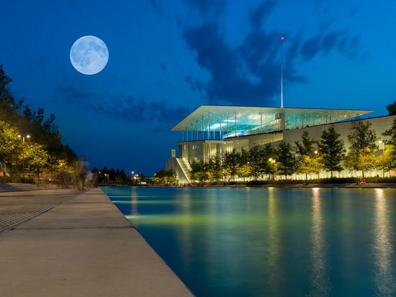 Πανσέληνος με φόντο το Ίδρυμα Σταύρος Νιάρχος