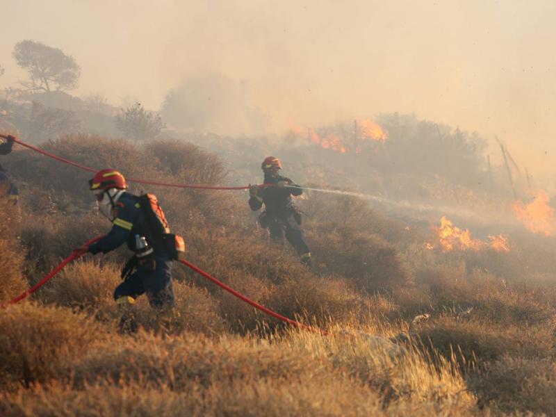 Φωτιά στην Ιεράπετρα. Πυροσβέστες σε δάσος σβήνουν πυρκαγιά