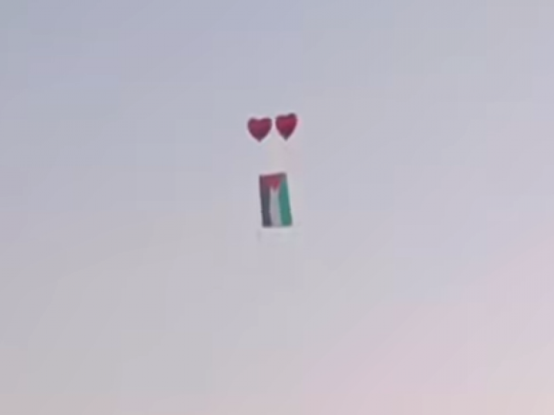 Η σημαία της Παλαιστίνης πετάει σε μπαλόνια στον αέρα στην Κύπρο