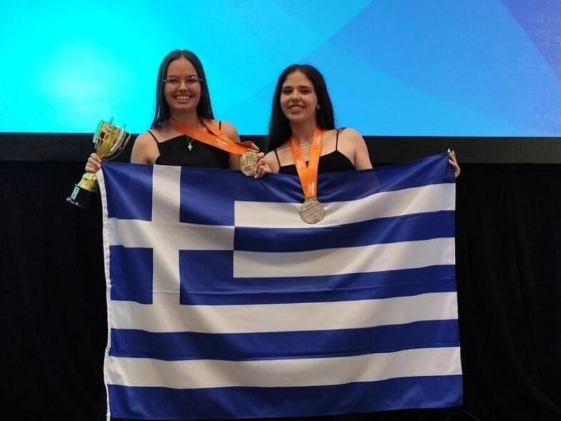 Μαθήτριες με την Ελληνική σημαία σε διαγωνισμό της Microsoft