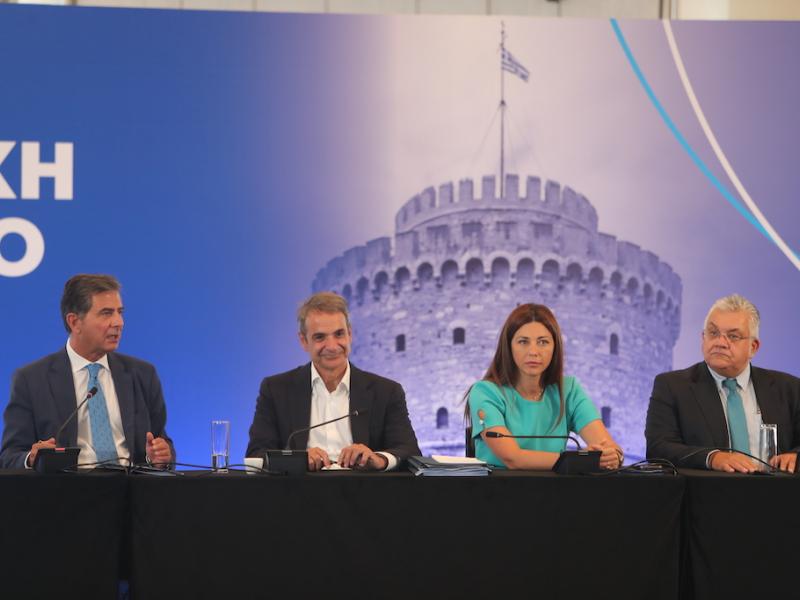 Ο πρωθυπουργός Κυριάκος Μητσοτάκης και η Υπουργός Παιδείας Σοφία Ζαχαράκη σε ομιλία για το ΑΠΘ