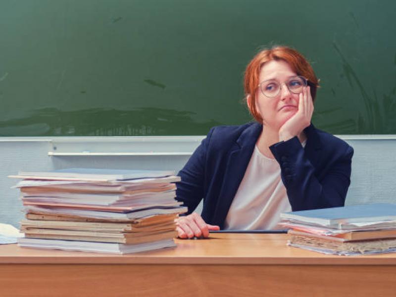 Εκπαιδευτικός σε αίθουσα με βιβλία