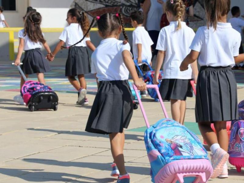 Ιδιωτικά σχολεία, παιδιά με σχολική στολή μεταφέρουν σχολικές τσάντες