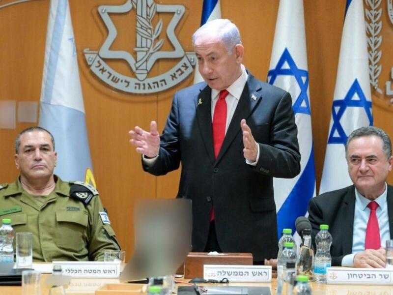 Νετανιάχου με στρατιωτικούς μιλάει, πίσω σημαία του Ισραήλ