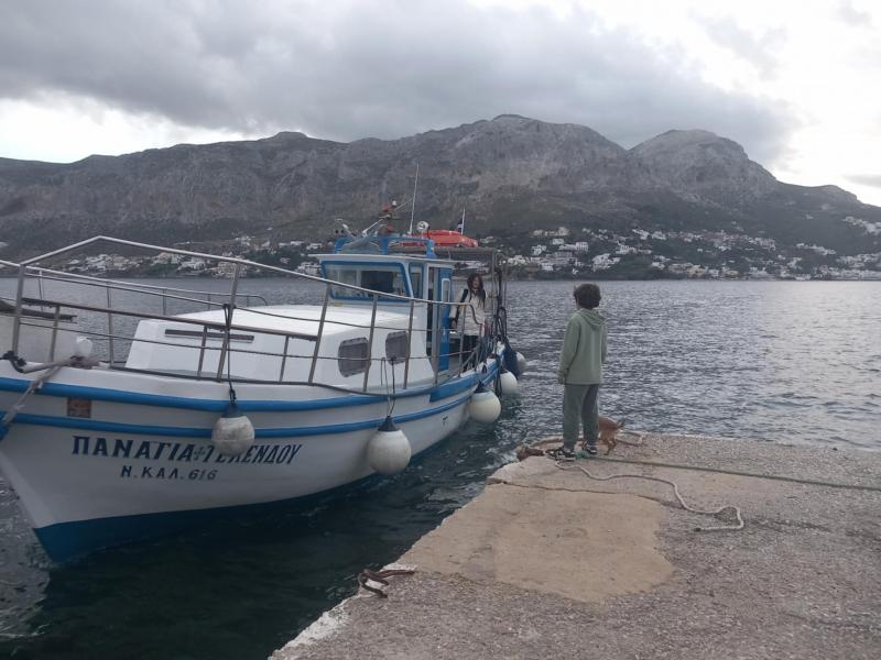 Ο μικρός Σάββας περιμένει τη δασκάλα του με το καΐκι στην Τέλενδο