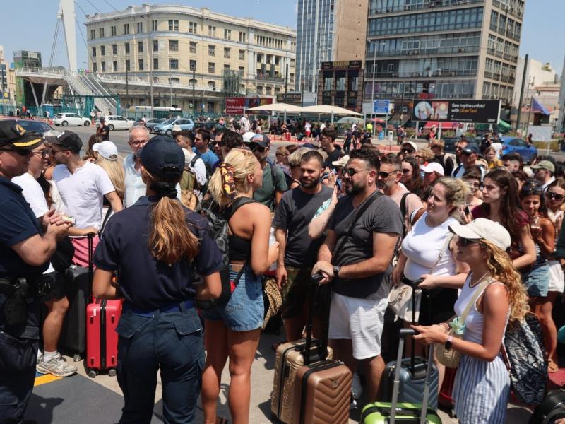 Κόσμος στο λιμάνι του Πειραιά