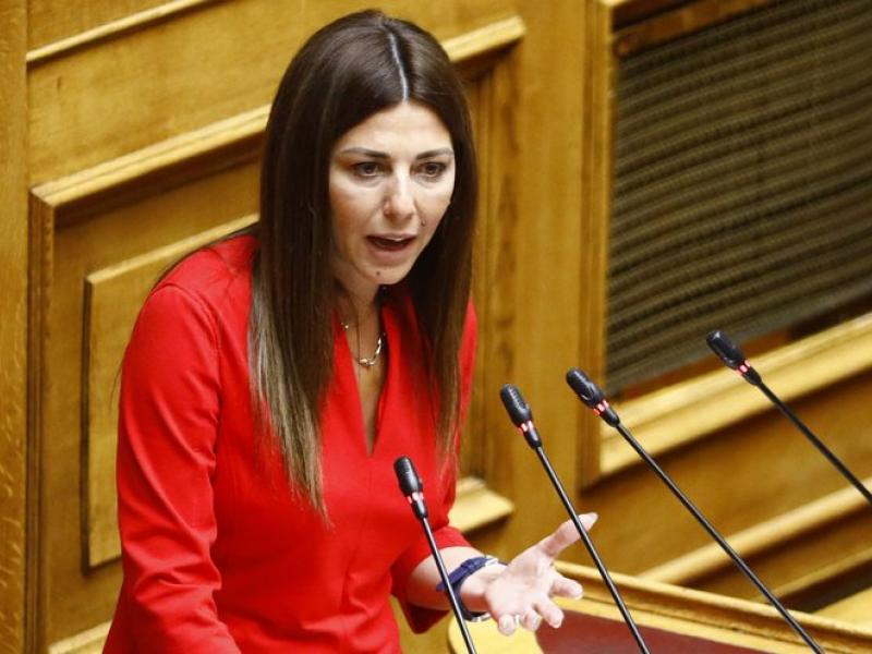 Η υπουργός Παιδείας Σοφία Ζαχαράκη μιλάει στη Βουλή