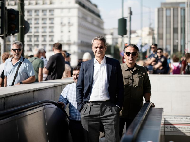 Ο Κυριάκος Μητσοτάκης στο Μετρό Σύνταγμα