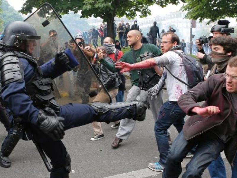 99171086_franceprotests-worldjpg-large_trans8vandpz2bz0ay_iryvpz5jouhzwggkgnhhhjgjy6x4e.jpg