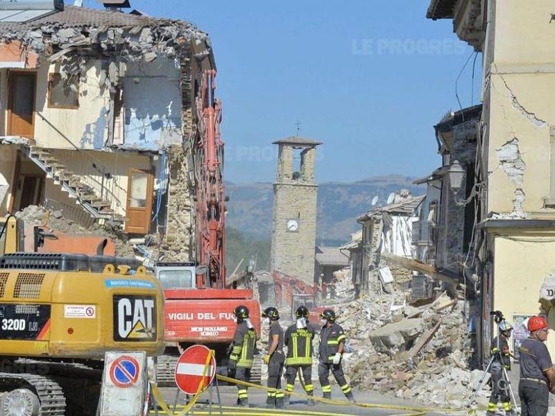 des-pompiers-pres-de-l-eglise-endommagee-de-san-agostino-a-amatrice-le-seisme-de-24-aout-a-fait-pres-de-300-morts-photo-afp-1472887710.jpg