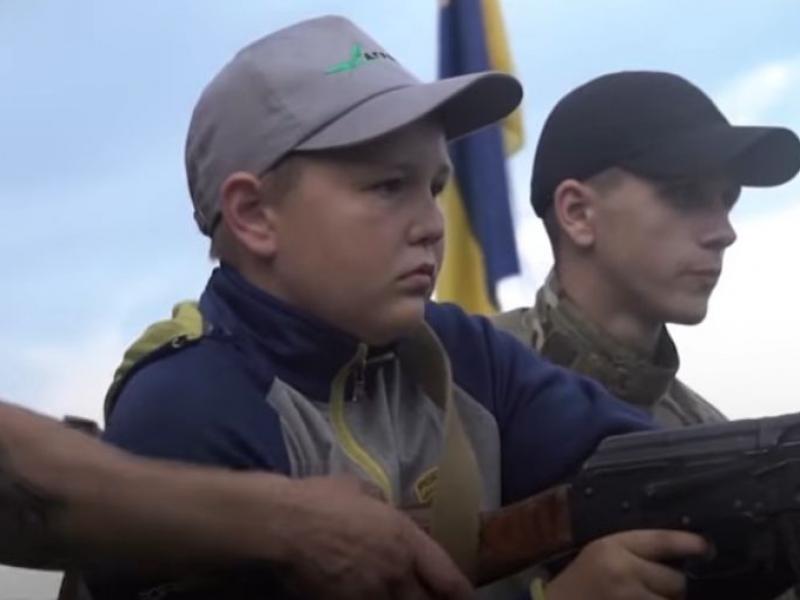 Ναζί εκπαιδεύουν μικρά παιδιά στην Ουκρανία