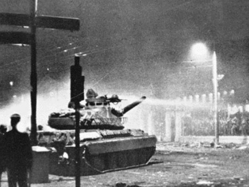 Το τανκ που κατεδάφισε την πύλη
