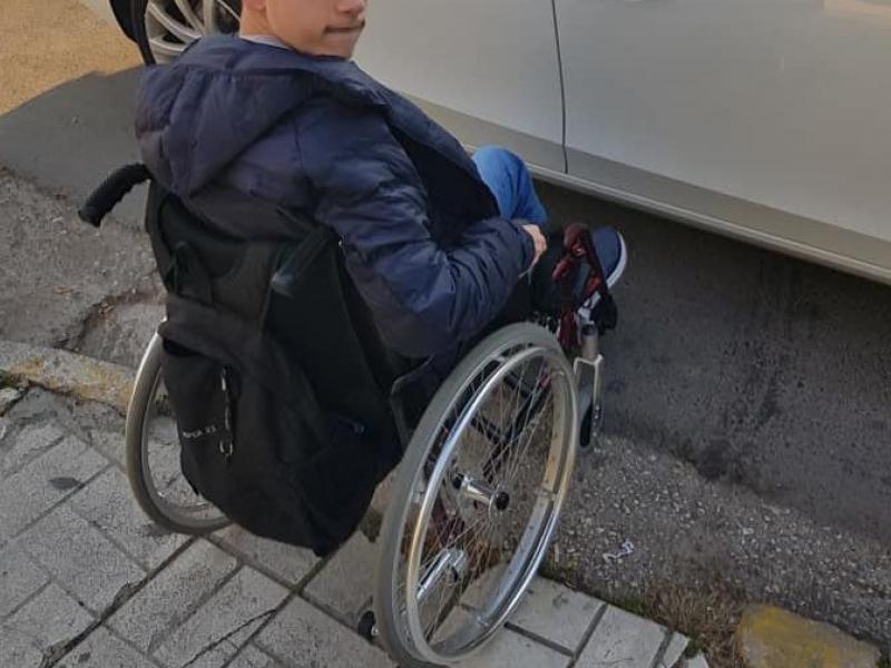 Παρκάρισμα σε ράμπα για ΑμΕΑ