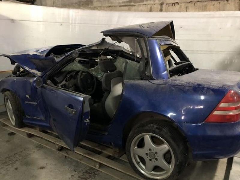 Το διαλυμένο αυτοκίνητο, που το κρατάει ακόμη ο Στράτος Σκριμιζέας