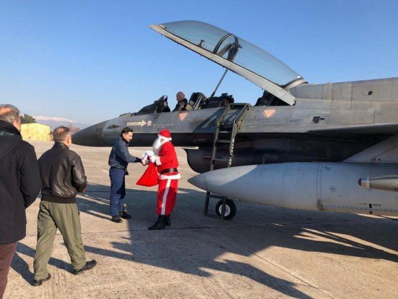 Ο Άγιος Βασίλης με... F16