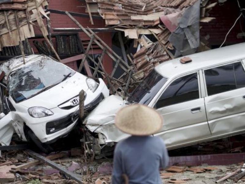 Φονικό τσουνάμι στην Ινδονησία