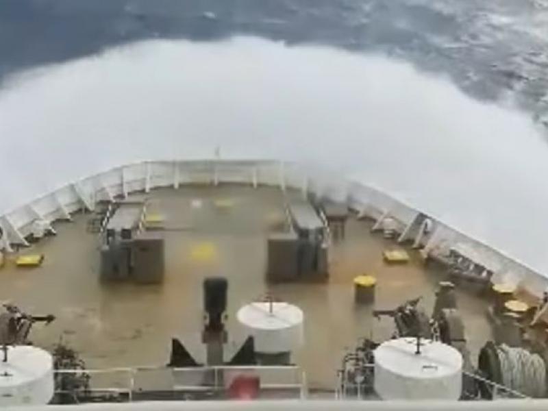 Τεράστια κύματα «καταπίνουν» το πλοίο «ΑΣΤΕΡΙΩΝ ΙΙ»