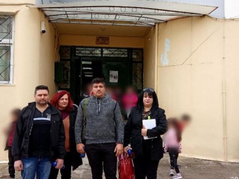 Κλιμάκιο της Χρυσής Αυγής πραγματοποιεί επίσκεψη σε σχολείο