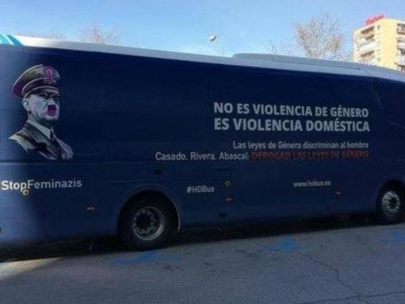 Το πούλμαν με την επίμαχη επιγραφή