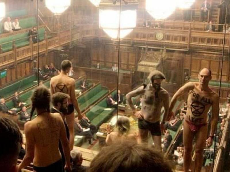 Γυμνοί διαδηλωτές