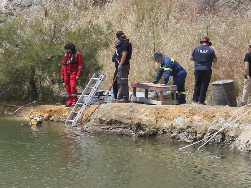 κυπρος κοκκινη λιμνη βαλιτσες