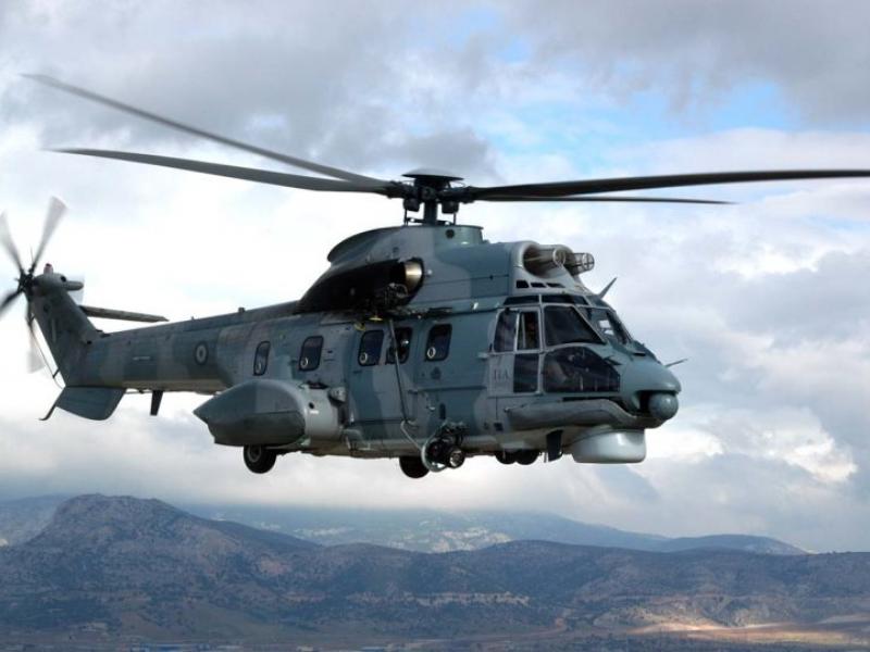 elikoptero_super_puma_metefere_mitera_kai_to_neogno_tis_apo_ti_sifno_stin_athina.jpg