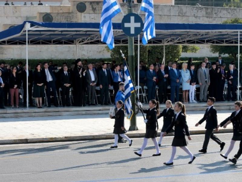 Πλήθος κόσμου στη μαθητική παρέλαση στο κέντρο της Αθήνας